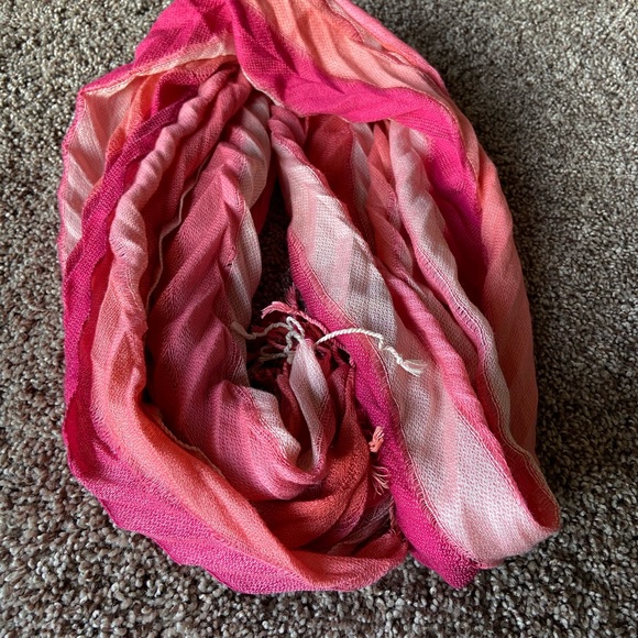 New York & company scarf. - Picture 6 of 9